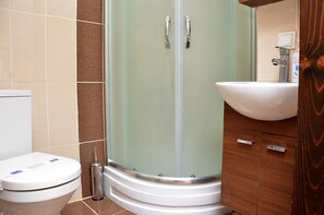 Standard Room | Bathroom | Shower, free toiletries, hair dryer, slippers - Selanikli Pansiyon Heybeliada (Adalar)