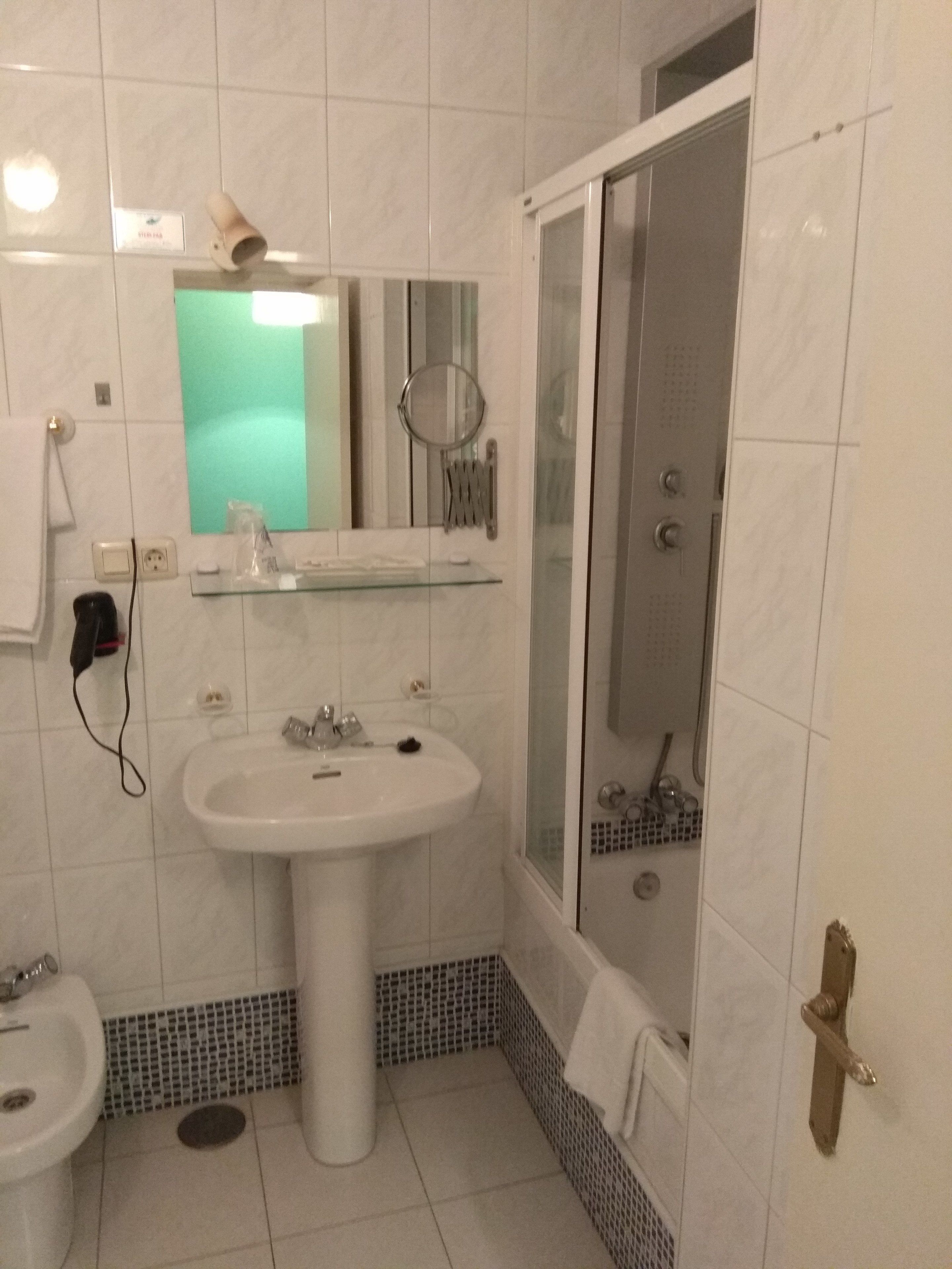 Kahden hengen huone (yksi tai kaksi sänkyä) | Kylpyhuone | Suihkun ja ammeen yhdistelmä, ilmaiset hygieniatuotteet, hiustenkuivaaja