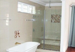 Junior Suite (Issy 2) | Bathroom | Hair dryer, towels - Treehouse On Maple - B&B (Sandton)