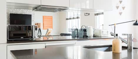 Apartment (1 Bedroom) | Private kitchen | Fridge, microwave, oven, stovetop