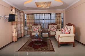 Chambre Double Exécutive, 1 grand lit, accessible aux personnes à mobilité réduite, vue ville | Coin séjour | Télévision
