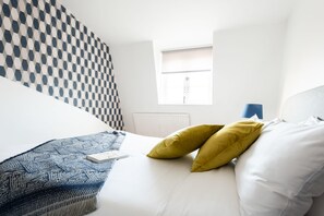 ハウス (3 Bedrooms) | 3 室のベッドルーム、デスク、ノートパソコン用作業スペース、アイロン / アイロン台