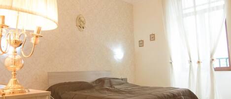 Apartment, 2 Bedrooms | 2 bedrooms, in-room safe, free WiFi