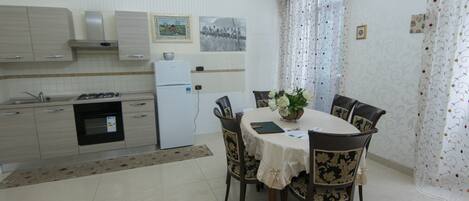 Apartment, 2 Bedrooms | In-room dining