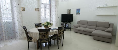 อพาร์ทเมนท์, 2 ห้องนอน | บริเวณนั่งเล่น | ทีวีจอแบน