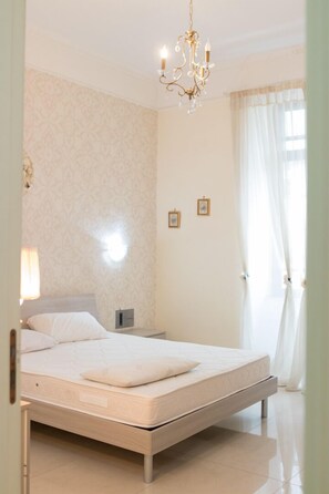 Apartment, 2 Bedrooms | 2 bedrooms, in-room safe, free WiFi - Binario 9 e Tre Quarti (Naples)