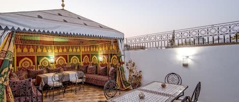 Daily continental breakfast (EUR 3 per person)