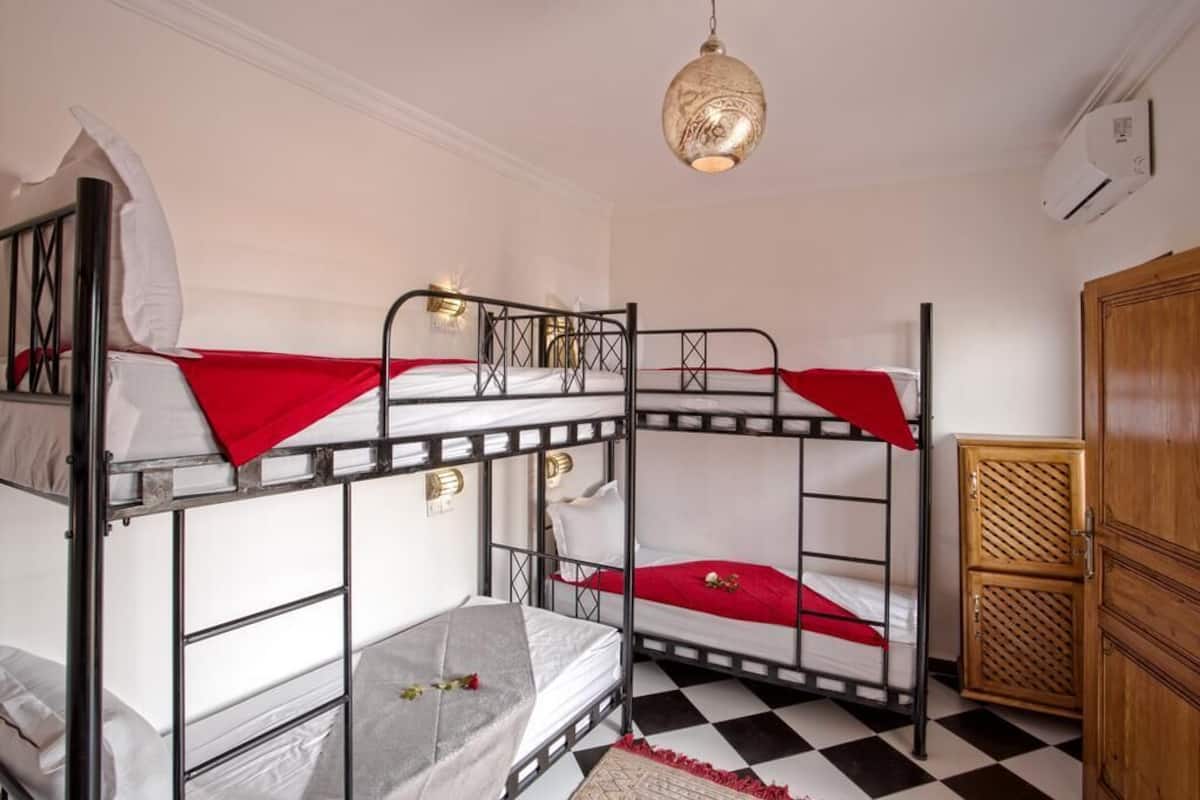 In-room safe, soundproofing, free WiFi, bed sheets