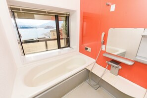 Cottage (  D ) | Phòng tắm | Buồng tắm vòi sen, máy sấy tóc, khăn tắm 