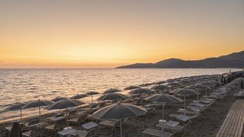 Sulla spiaggia, un bar sulla spiaggia