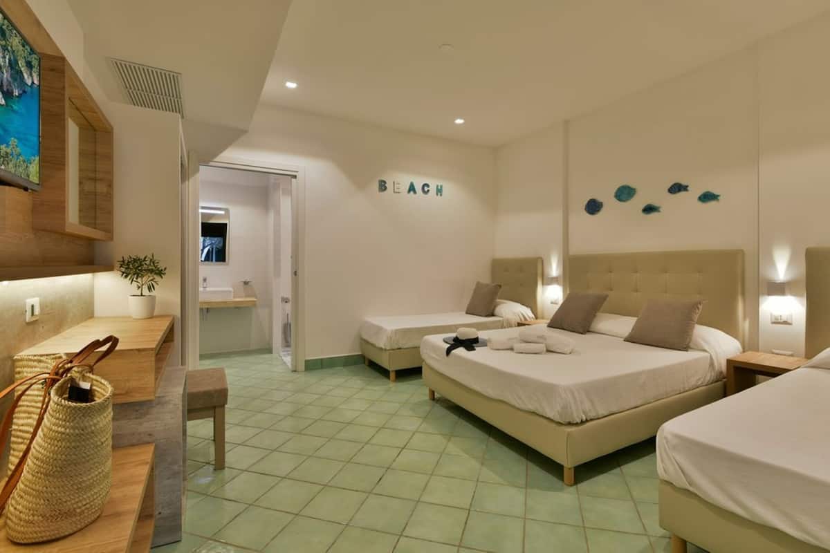 Premium bedding, in-room safe, desk, laptop workspace