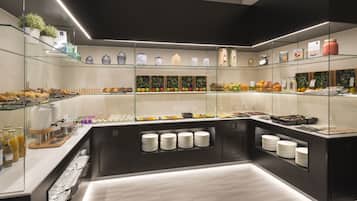 Petit déjeuner buffet (15 EUR par personne)