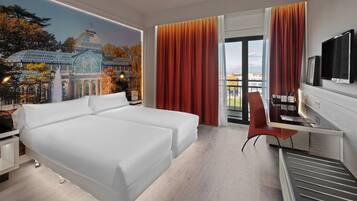 Minibar, brankas, meja kerja, dan Wi-Fi gratis