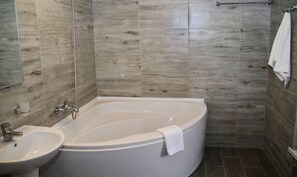 Phòng đôi Deluxe | Phòng tắm | Đồ dùng nhà tắm miễn phí, máy sấy tóc, áo choàng tắm 