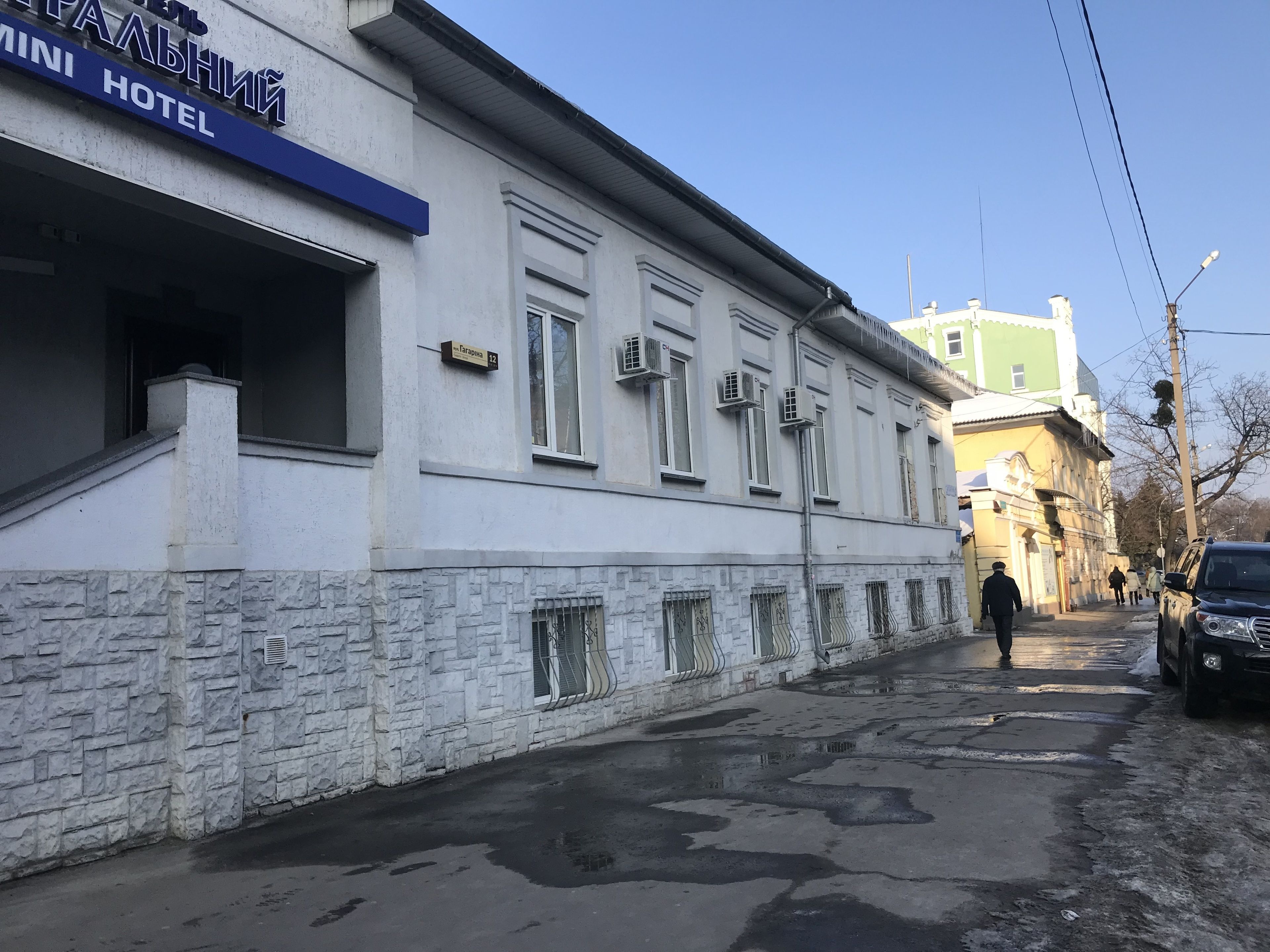 A building with a sign reading "MINI HOTEL".