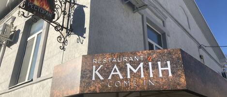 Breakfast, lunch, dinner served; international cuisine