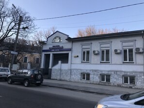 A building with a sign reading "CENTRALNIIY" and "MINI HOTEL". - Hotel Centralnyi (Poltava)