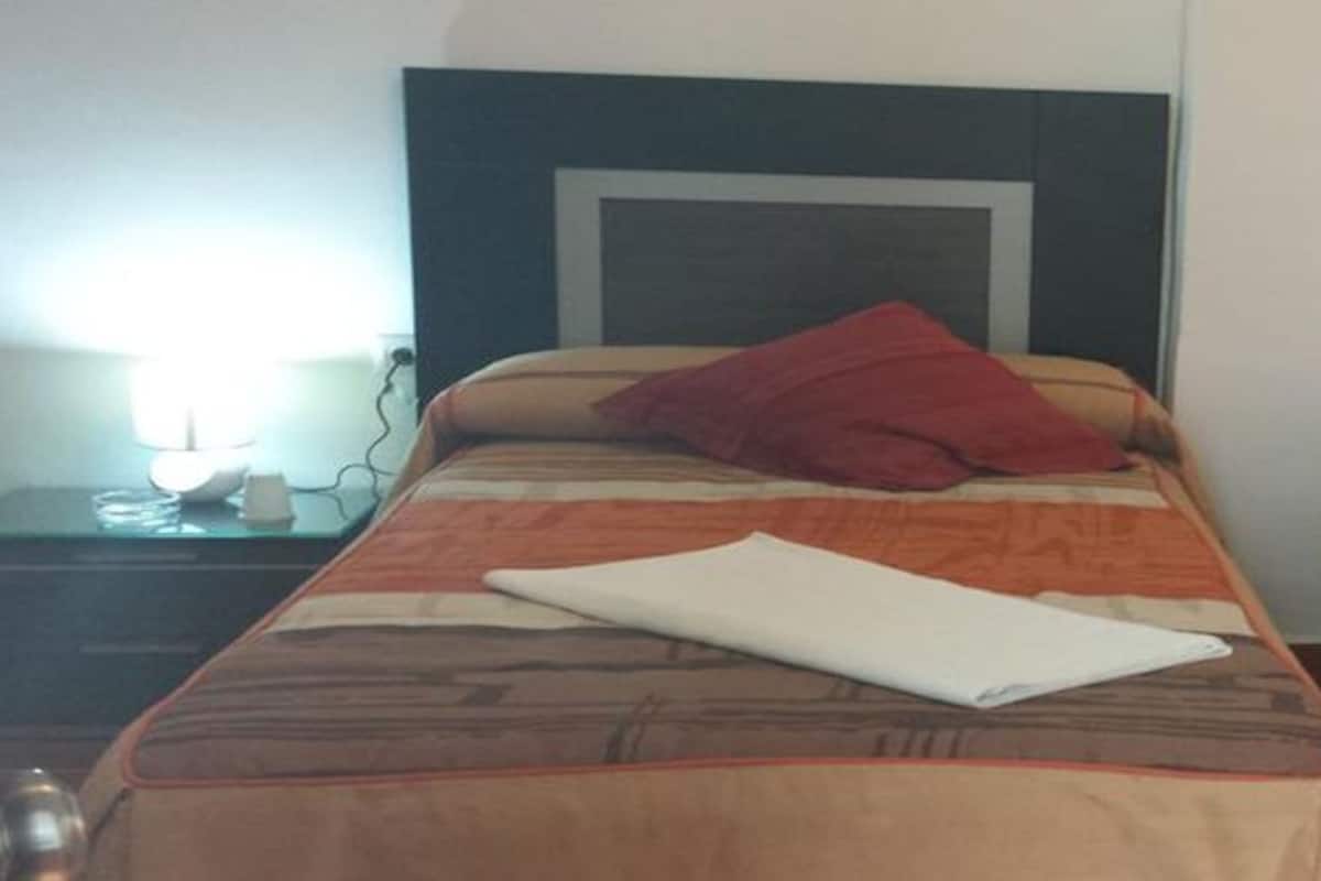 Habitación con 1 cama matrimonial o 2 individuales, baño privado | Cunas gratuitas, wifi gratis y ropa de cama