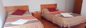 Free cots/infant beds, free WiFi, bed sheets - Pensión Gran Plaza (Seville)