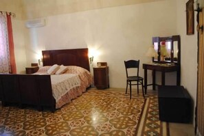 Quarto triplo (940) | Frigobar, cofres nos quartos, escrivaninha