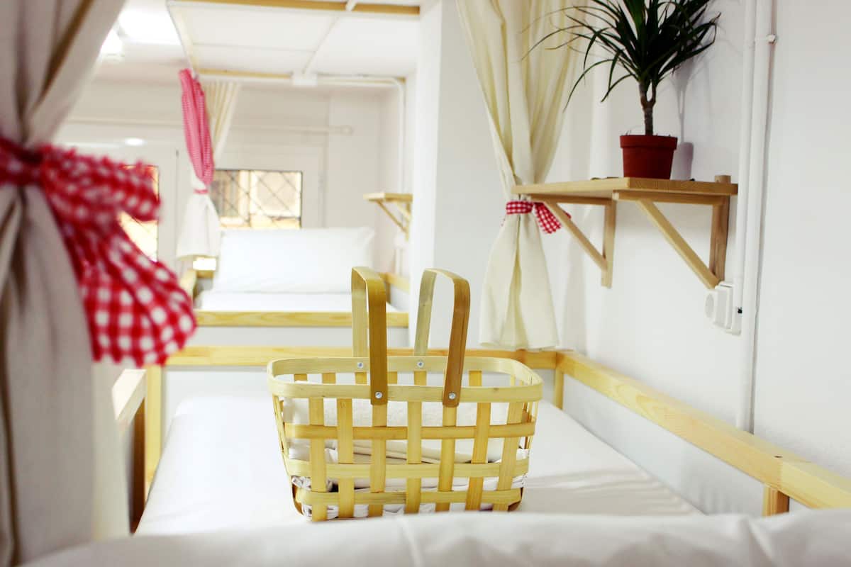 Slaapzaal, alleen voor vrouwen, gedeelde badkamer (10 beds) | Een kluis op de kamer, verduisterende gordijnen, geluiddichte muren