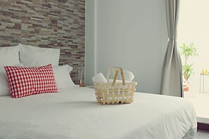Habitación con 1 cama doble o 2 individuales, terraza | Caja fuerte, cortinas opacas, sistema de insonorización