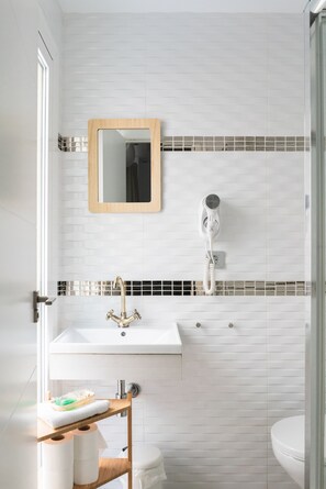 Ducha, artículos de higiene personal gratuitos y secador de pelo