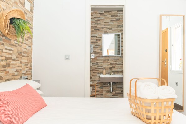 Habitación con 1 cama doble o 2 individuales, terraza | Caja fuerte, cortinas opacas, sistema de insonorización