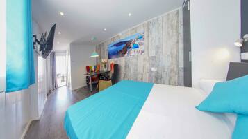 Ático, terraza | Caja fuerte, espacio para trabajar con un portátil, cortinas opacas