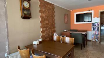 Café da manhã com buffet grátis todos os dias