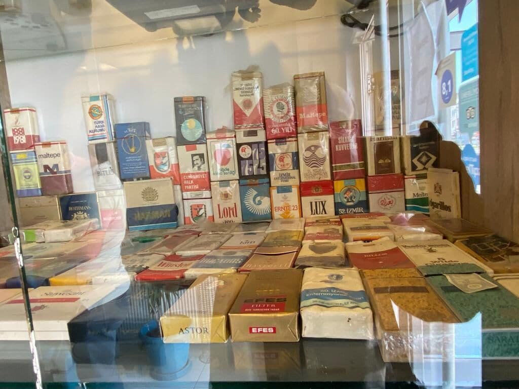 Una exhibición de diversos productos envasados en un escaparate.