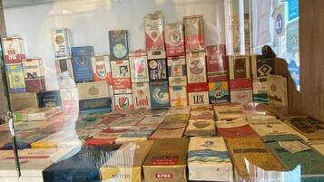 Una exhibición de diversos productos envasados en un escaparate.