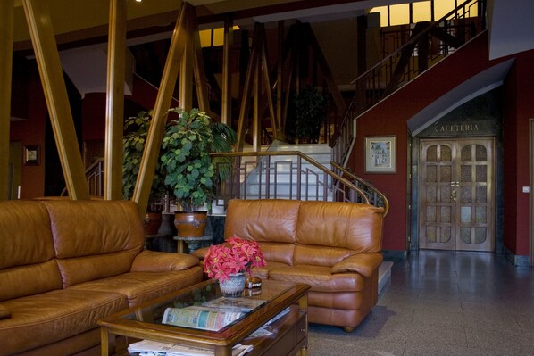 Lobby sitting area - Hotel Perales (Talavera de la Reina)