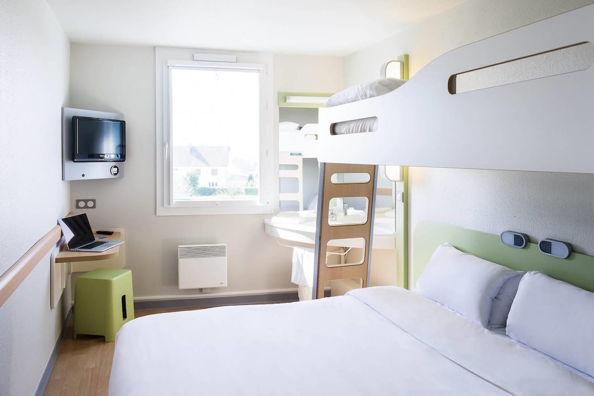 Quarto triplo, várias camas | Escrivaninha, quartos à prova de som, Wi-Fi de cortesia, roupa de cama