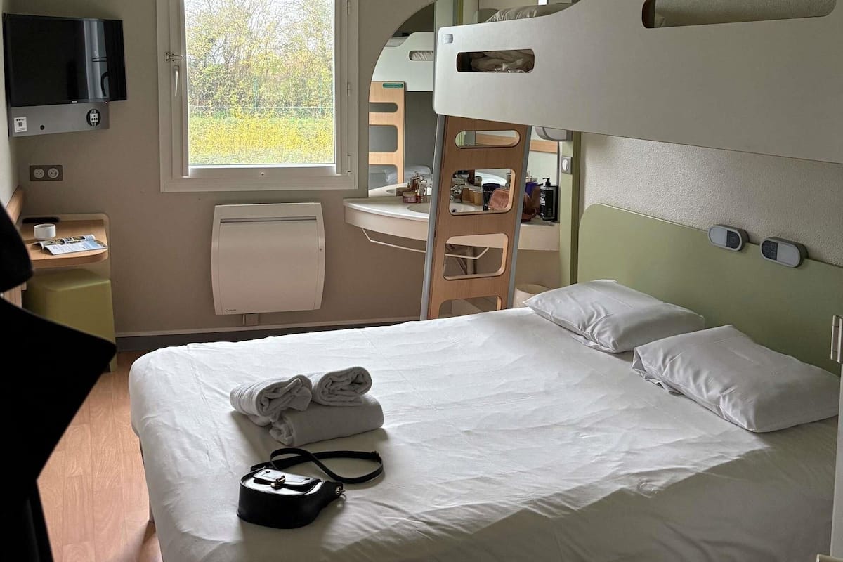 Escritorio, insonorización, wifi gratis y ropa de cama