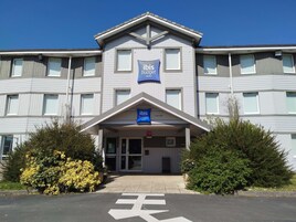Um hotel com uma placa indicando que faz parte da rede ibis budget.