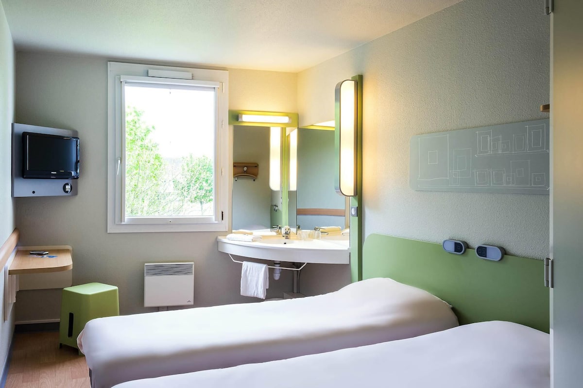 Quarto duplo, 2 camas de solteiro | Escrivaninha, quartos à prova de som, Wi-Fi de cortesia, roupa de cama