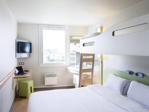 Triple Room, Multiple Beds | Desk, soundproofing, free WiFi, bed sheets - ibis budget Granville (Granville)