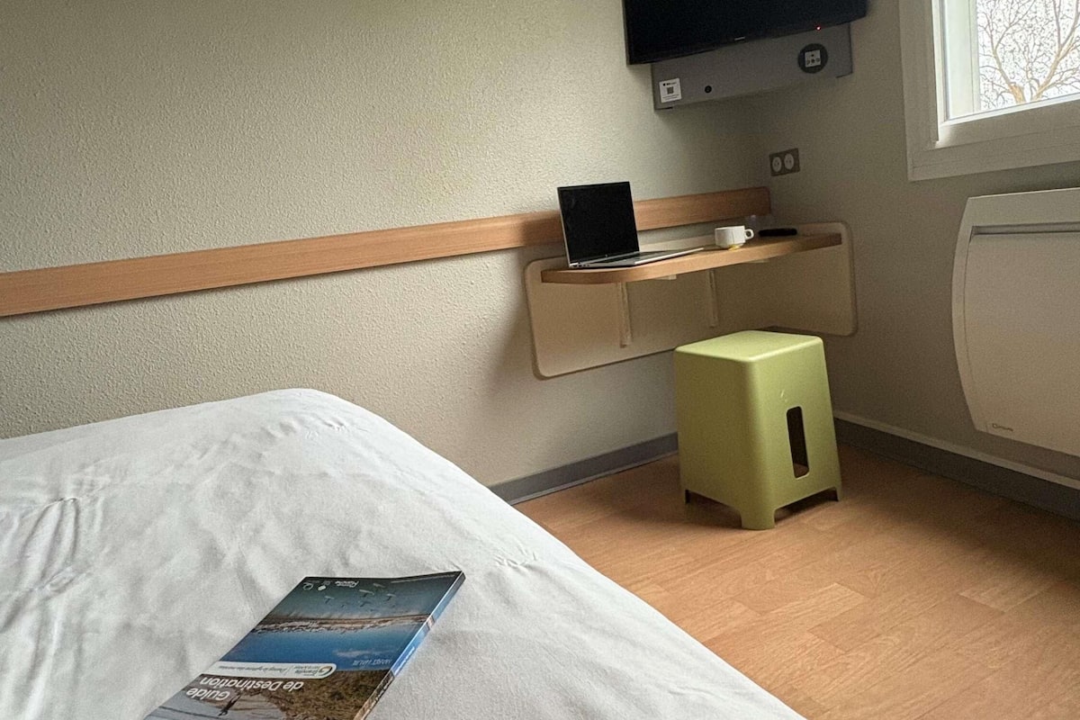 Habitación doble | Escritorio, insonorización, wifi gratis y ropa de cama