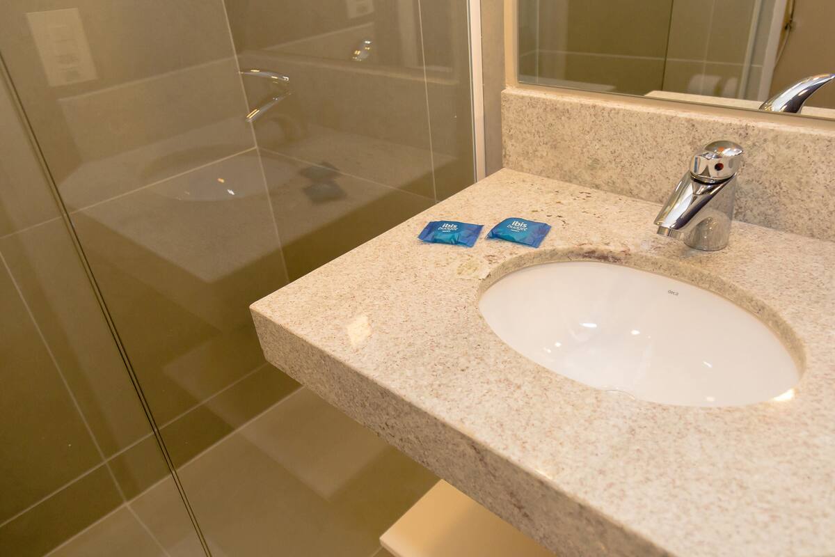 soundproofing, free wifi, bed sheets