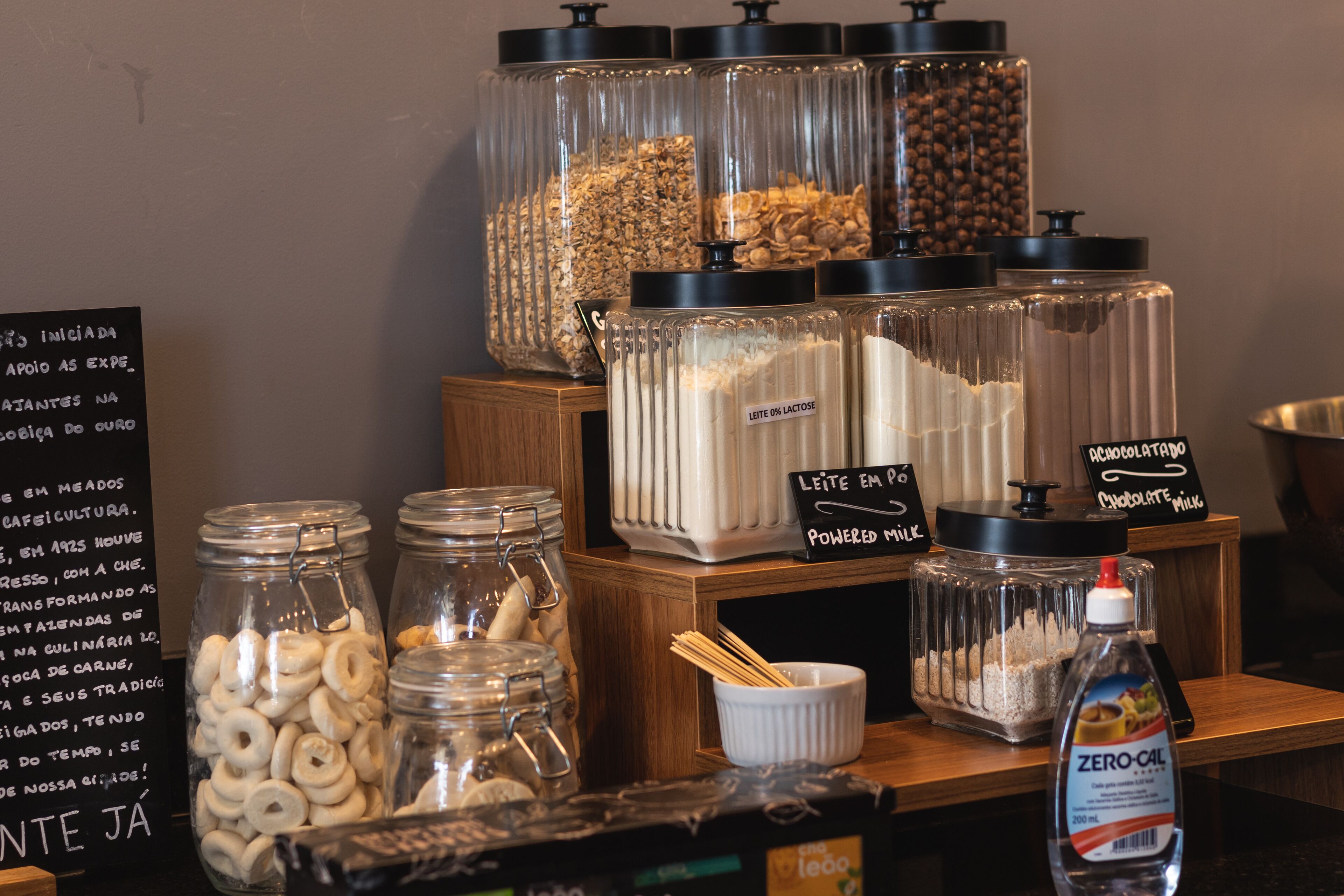 Una exhibición de diversos alimentos, incluyendo frascos de nueces, chocolate y otras botanas.