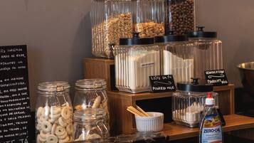 Una exhibición de diversos alimentos, incluyendo frascos de nueces, chocolate y otras botanas.