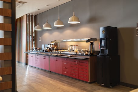 Daily buffet breakfast (BRL 42 per person)