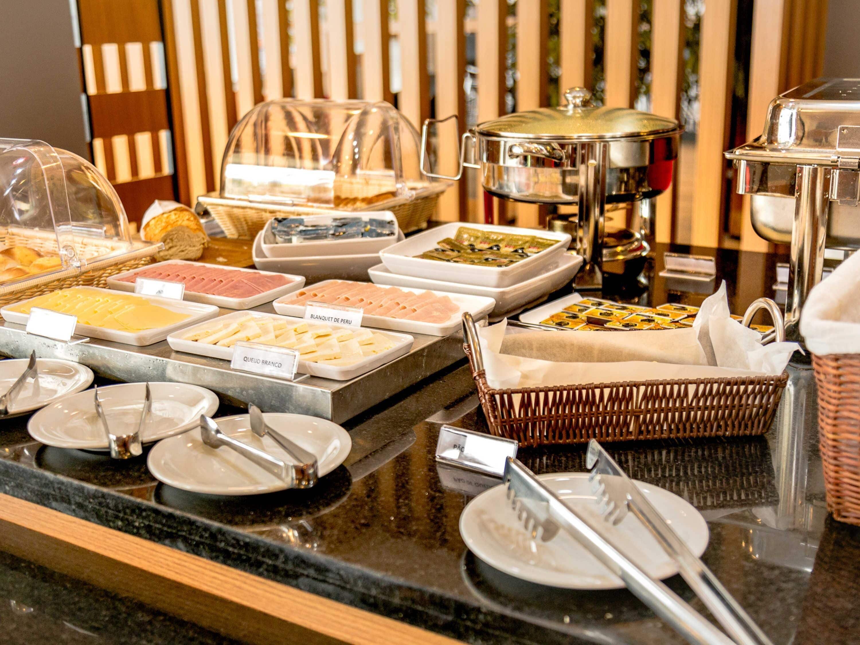 daily buffet breakfast (brl 39 per person)