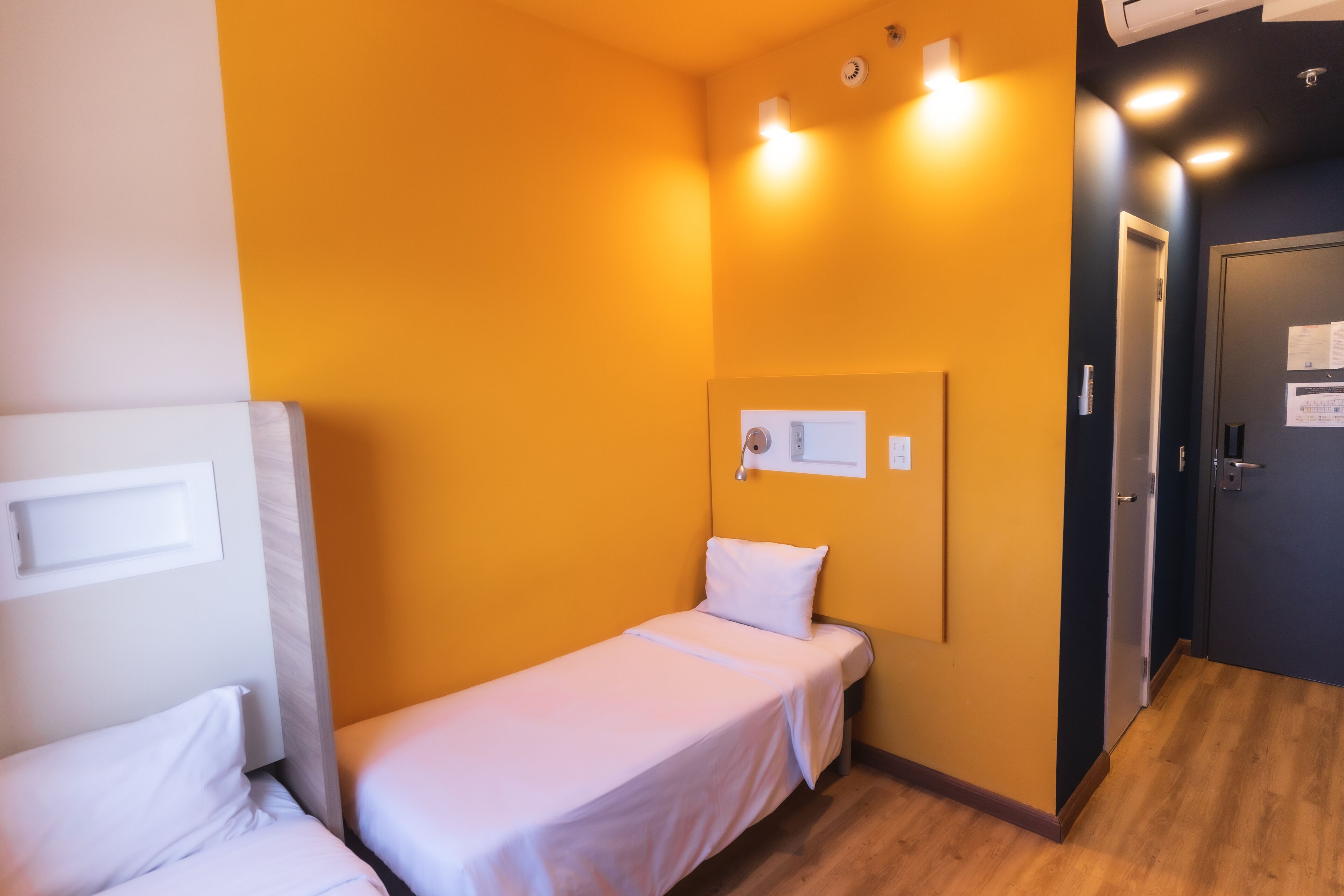 apartment, 2 single beds | soundproofing, free wifi, bed sheets