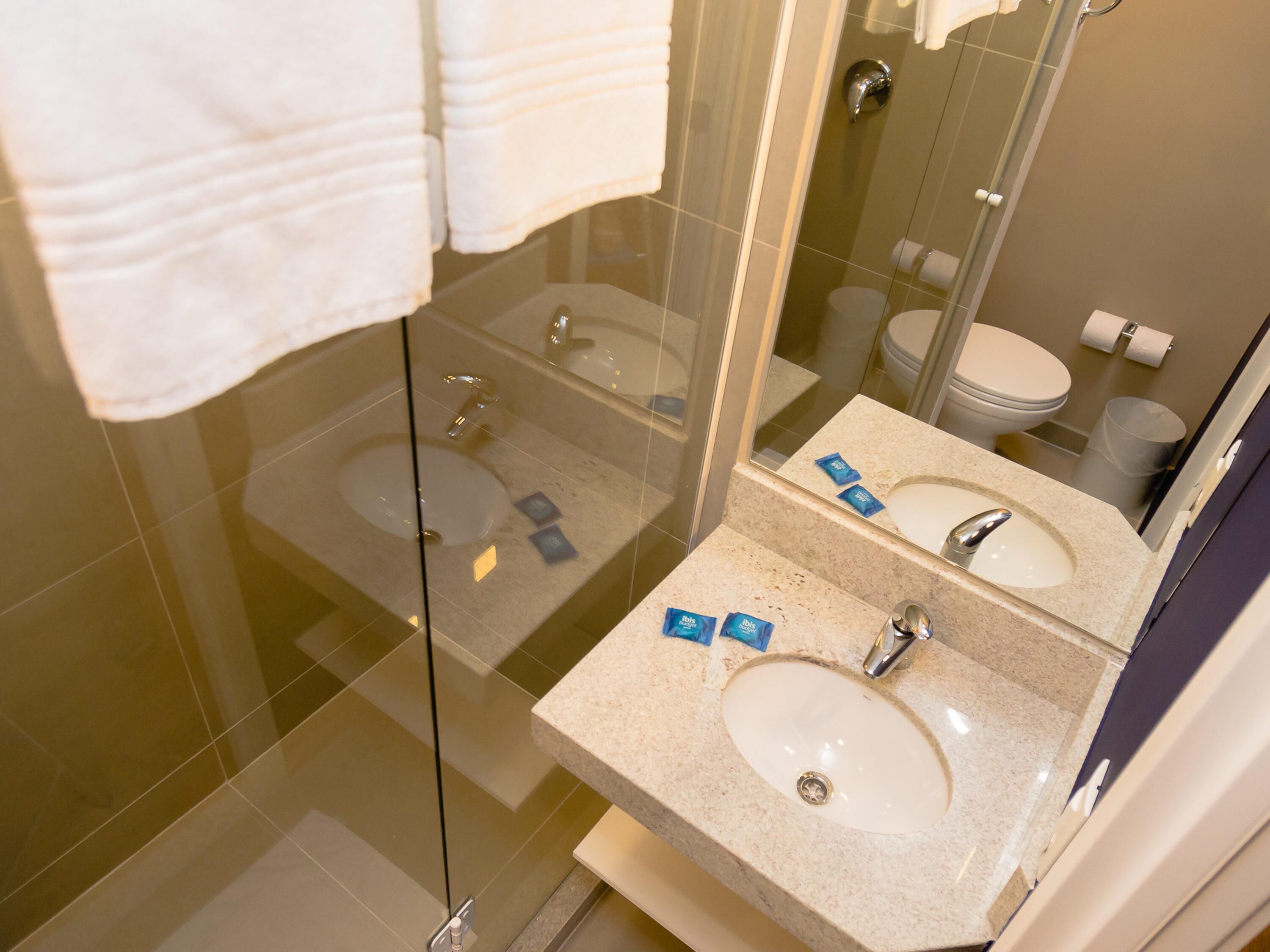 Quartos à prova de som, Wi-Fi de cortesia, roupa de cama