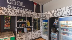 Un bar de aperitivos con un ambiente moderno y una amplia selección de bocadillos y bebidas.