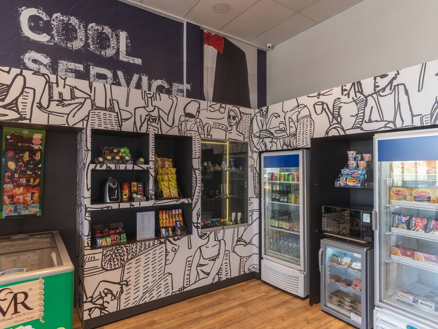 Un bar de aperitivos con un ambiente moderno y una amplia selección de bocadillos y bebidas.