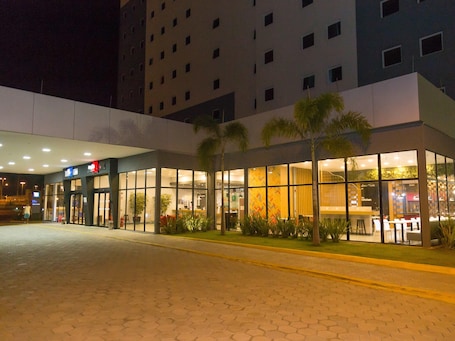 Exterior. Ibis Budget - Circuito da Fé