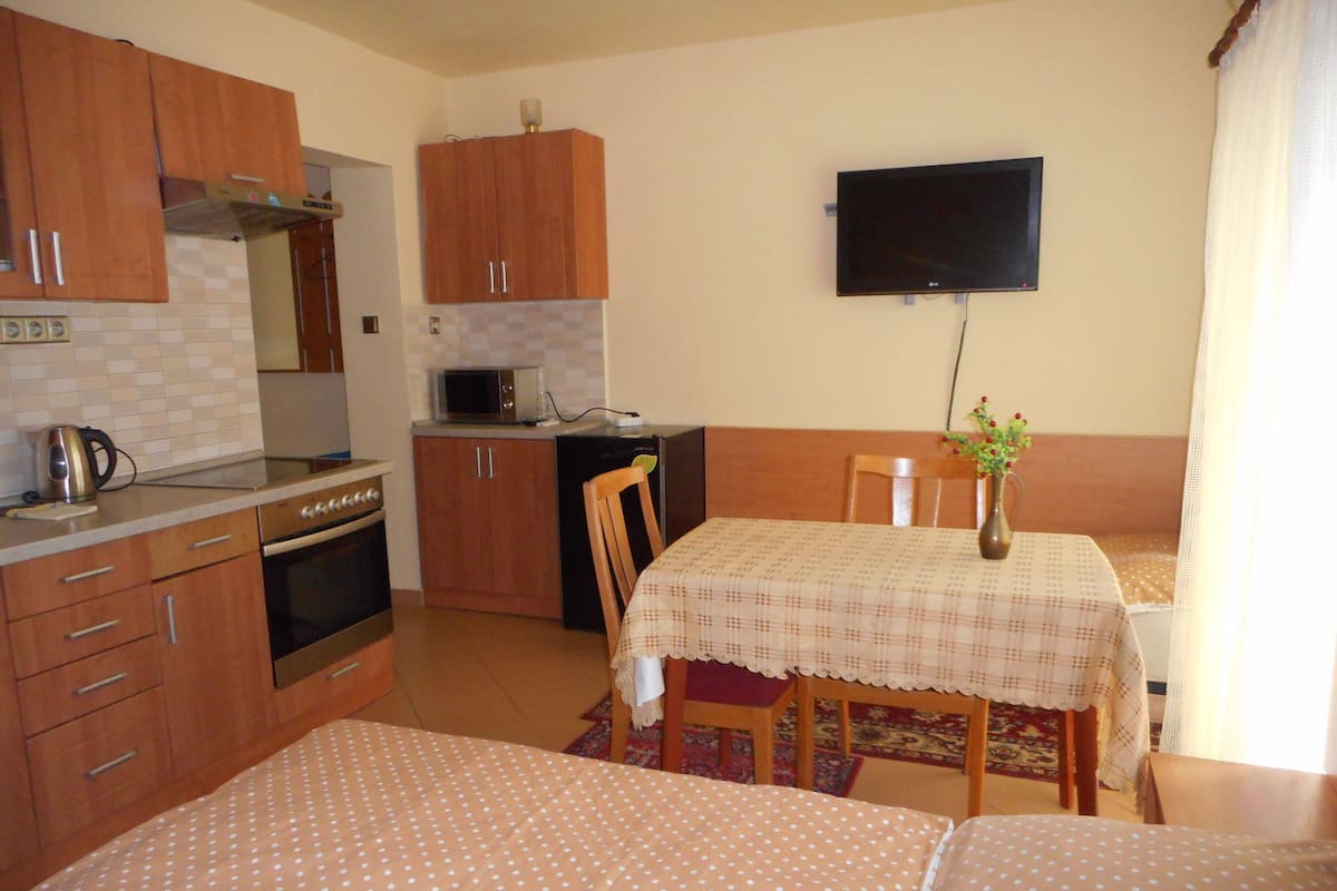 Apartment, Ensuite (5) | Ruang tamu | TV skrin rata